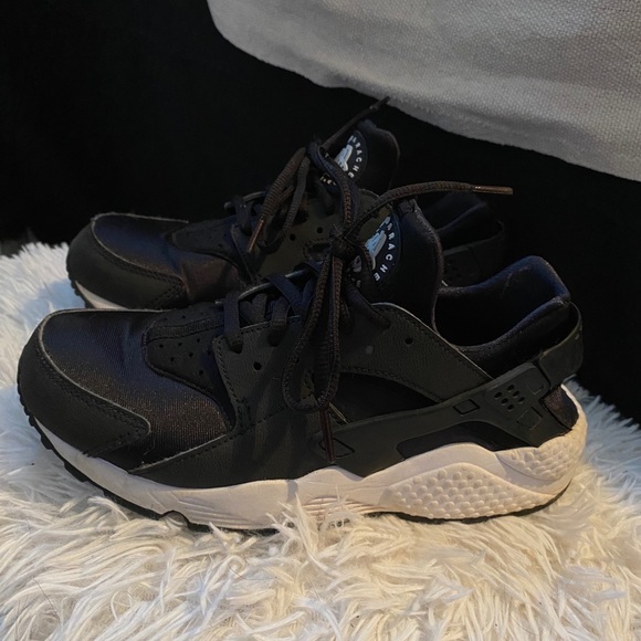 Nike Shoes - Nike Women’s Huarache Shoes